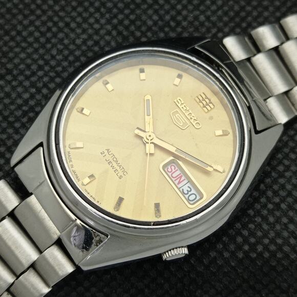 Vintage 1996 Seiko Automatic Mens Silver Watch W/daydate & Gold accents - Picture 6 of 8